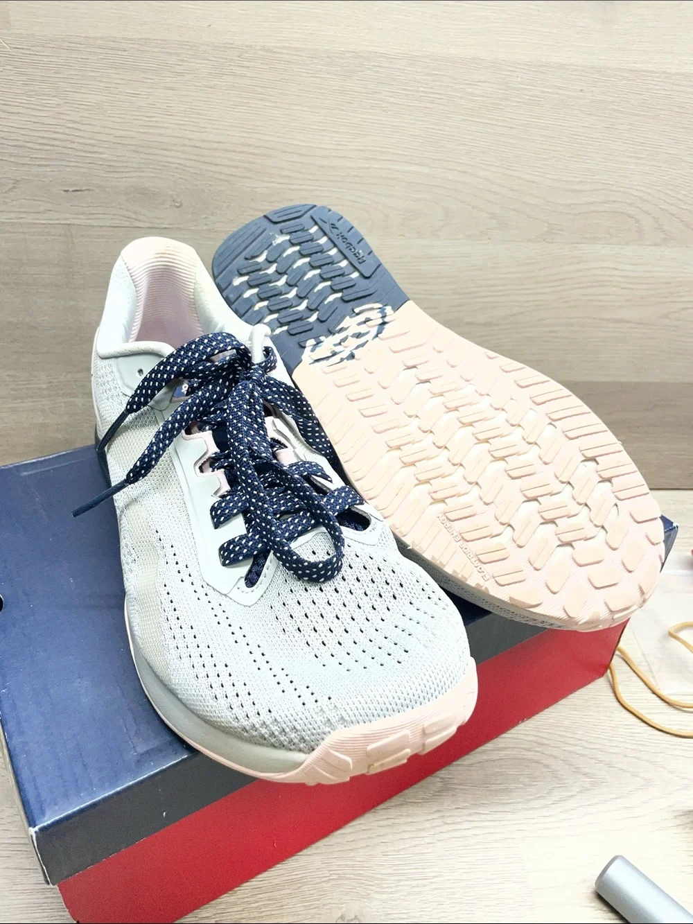 Reebok Women’s Light Gray Knit Trainers with Navy Laces and Pink Soles #947